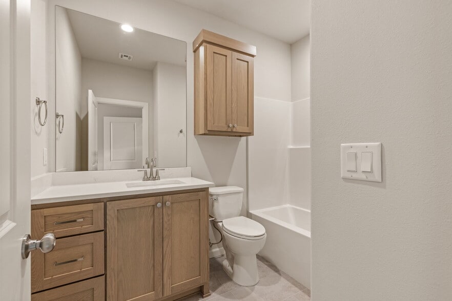 Building Photo - 319 W Commercial St