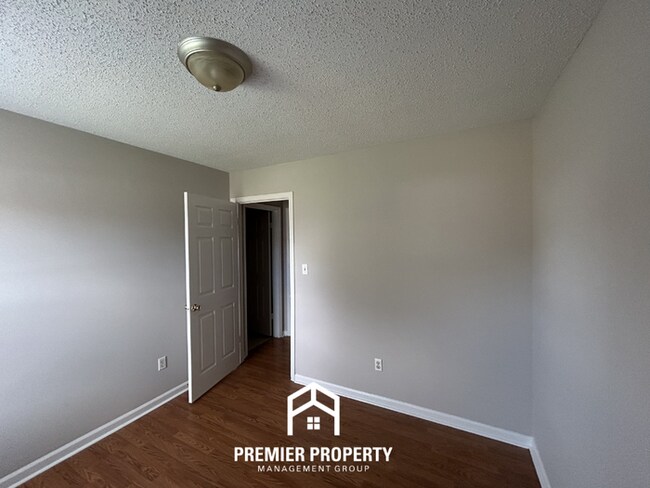 Building Photo - Charming 3BR/2BA Near Southwind | High Ceilings, Hardwood Floors & 2-Car Garage