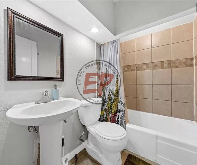 Building Photo - 213 N Oak Dr