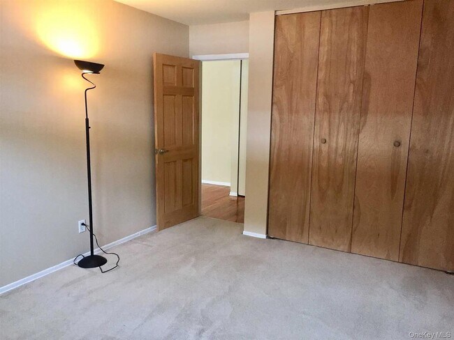 Building Photo - 8 Colonial Rd