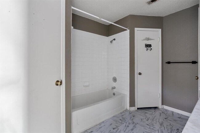 Building Photo - 1806 Krizan Ave