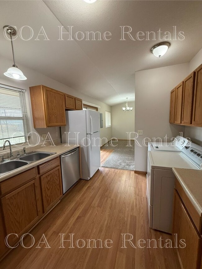 Building Photo - Great West Side Neighborhood