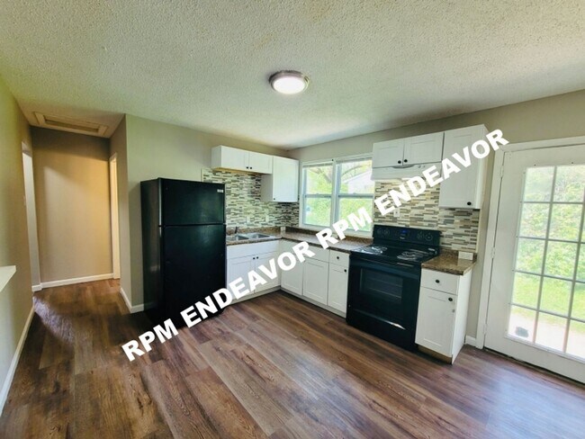 Building Photo - 3 Bed 1 Bath. Move in Ready!