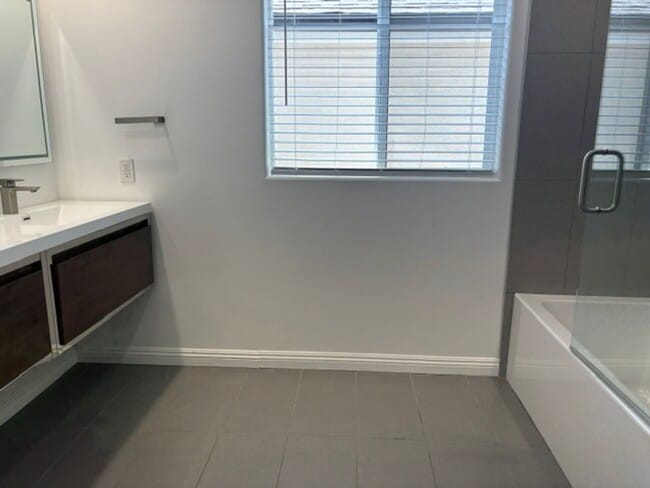 Building Photo - Remodeled 3 Bed 3 Bath House with Jacuzzi ...