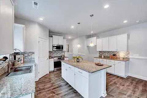 Building Photo - Room in House on Boomer St