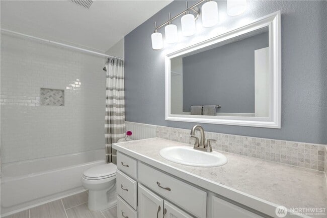 Building Photo - 3 bed 2.5 bath in martha lake neighborhood