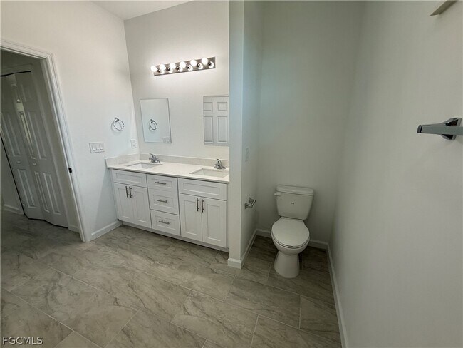 Building Photo - 1115 Cove St E