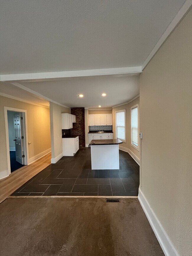 Building Photo - 12 Madison St