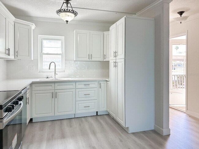 Building Photo - 7910 Sun Island Dr S