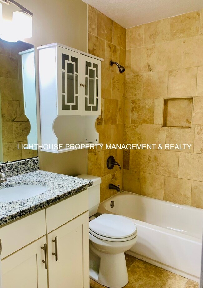 Building Photo - Renovated 2 Bed/1.5 Bath Jax Beach Townhom...