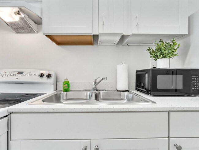 Building Photo - 5517 NW 1st Pl