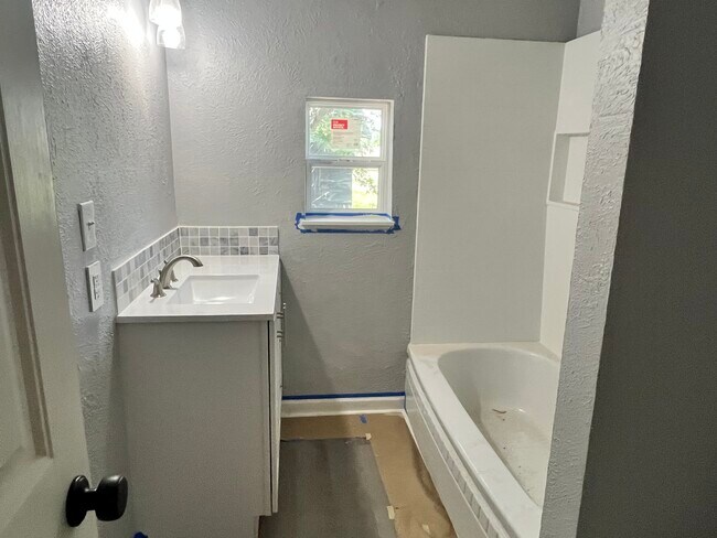 Building Photo - 819 S Elm Ave