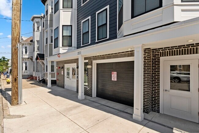 Building Photo - 223 Saratoga St