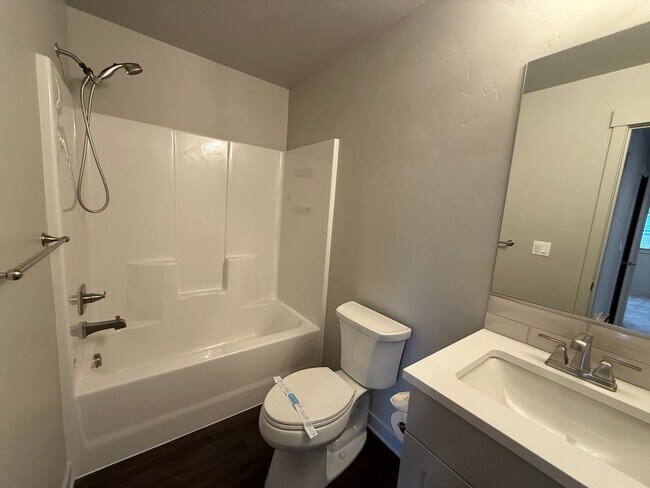 Building Photo - Beautiful 3 Bed/2.5 Bath Townhome - NE Bend
