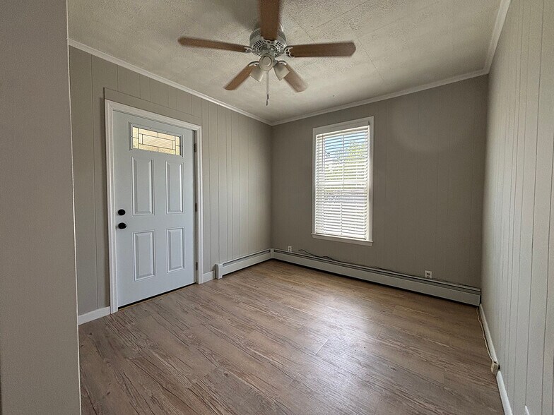 Bonus Room- First Floor - 206 Echo Lake Rd