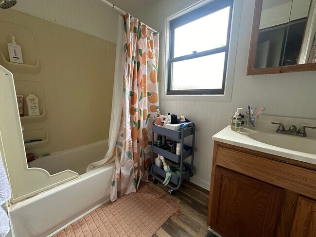 Building Photo - 5 Bedroom House Located In Clifton Near UC's Campus