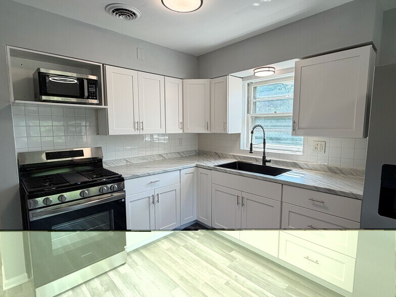 Building Photo - 5558 W Wilson Ave