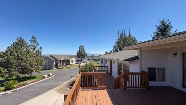 Building Photo - 3405 SW Hillcrest Dr
