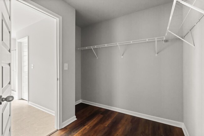 Building Photo - 4 bed / 2.5 bath in Gainesville! Retreat a...