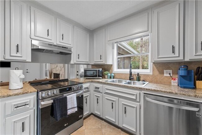 Building Photo - 2532 Hidden Hills Dr