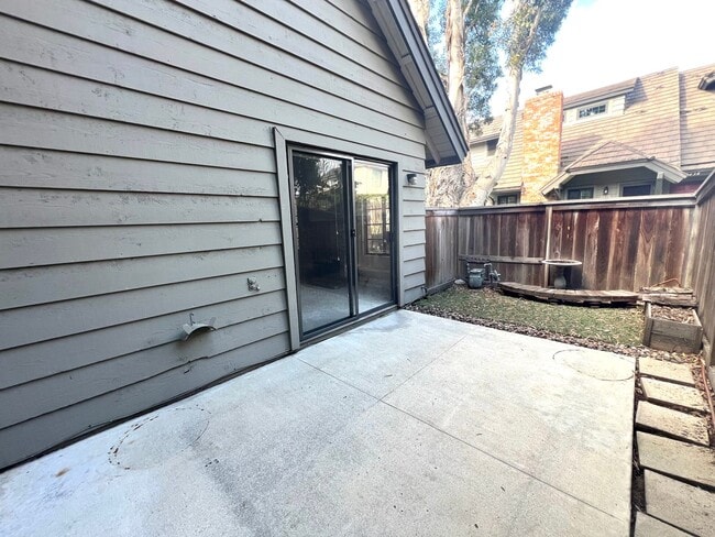 Building Photo - 3 Bed/2.5 Bath Townhome In Eastside Costa ...