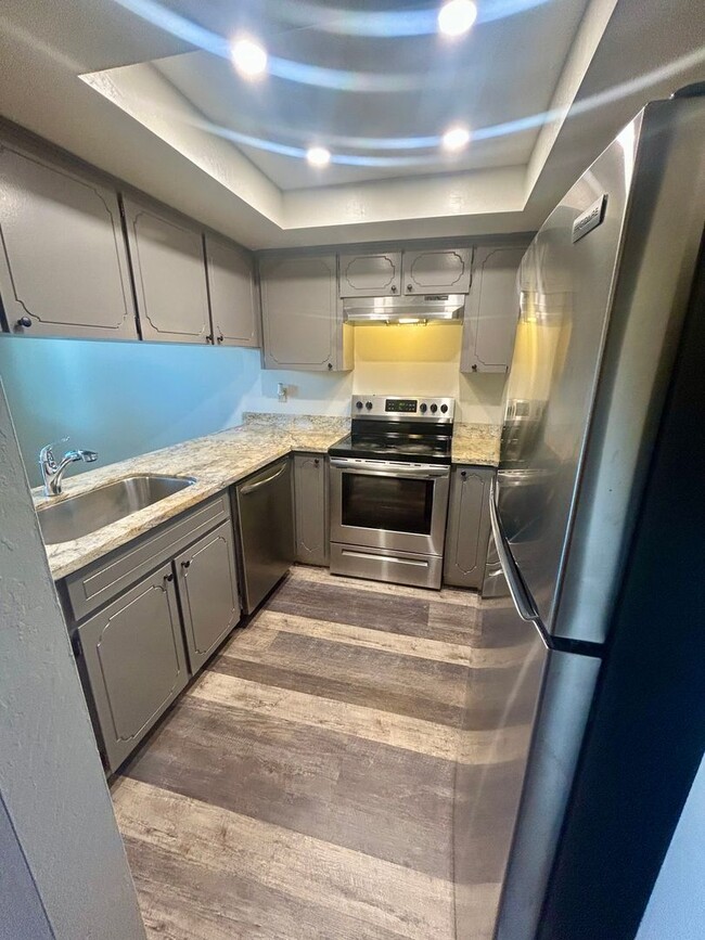 Building Photo - Marina Gardens Townhouse!  End unit, excel...