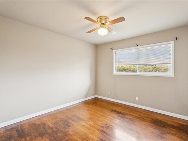 Building Photo - 2607 S Maplewood Ave