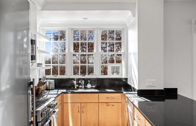 Building Photo - 4473 Greenwich Pkwy NW