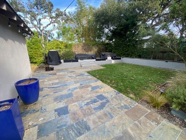 Building Photo - 1122 Miles Ave