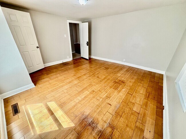 Building Photo - Beautiful Home In Kenwick with Potential 4...