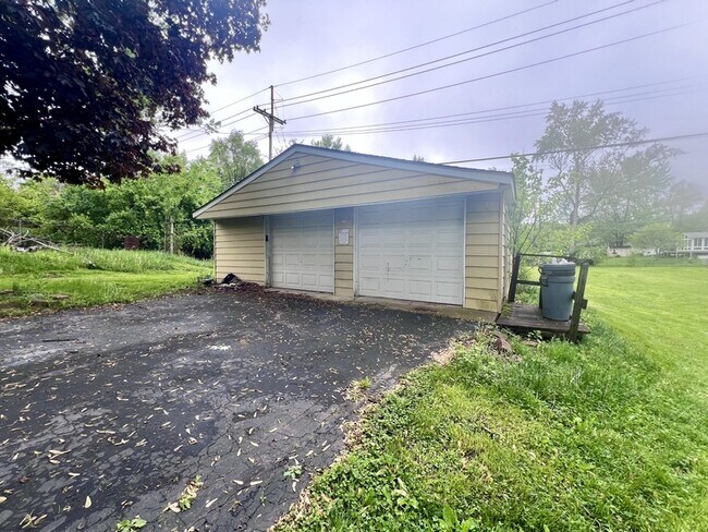 Building Photo - 571 Cristy Ave