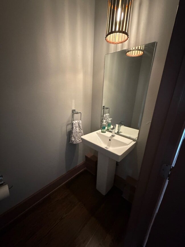 Building Photo - 2 bedroom/3 bath Townhome with extra room/...
