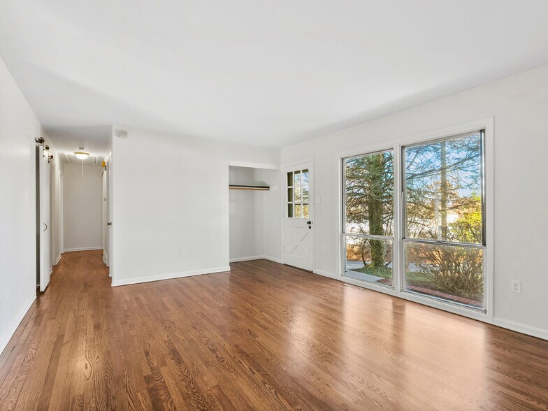 Building Photo - 51 W Chapel Rd