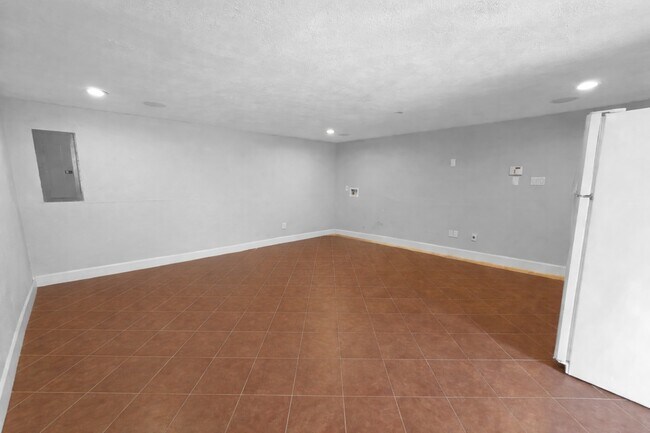 Building Photo - 7013 Hemlock St