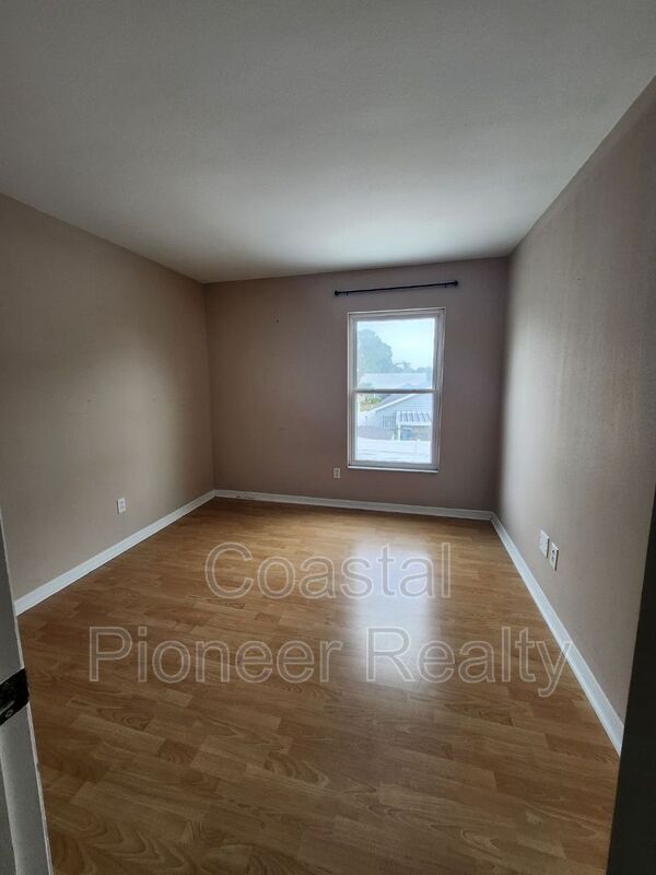 Building Photo - 10121 Sea spray Pl