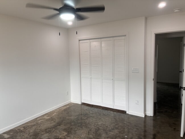 Building Photo - 408 Elm St