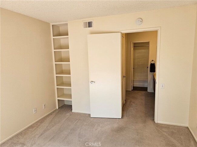 Building Photo - 25671 Le Parc Unit 9