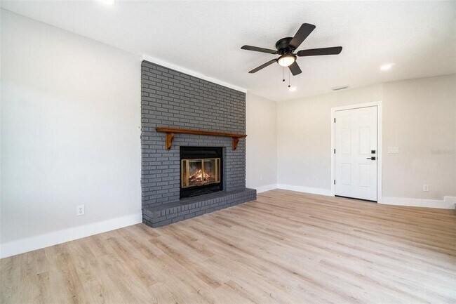 Building Photo - 1216 W Wellington Dr