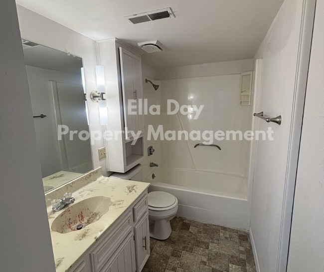 Building Photo - 2006 S White Oak Dr