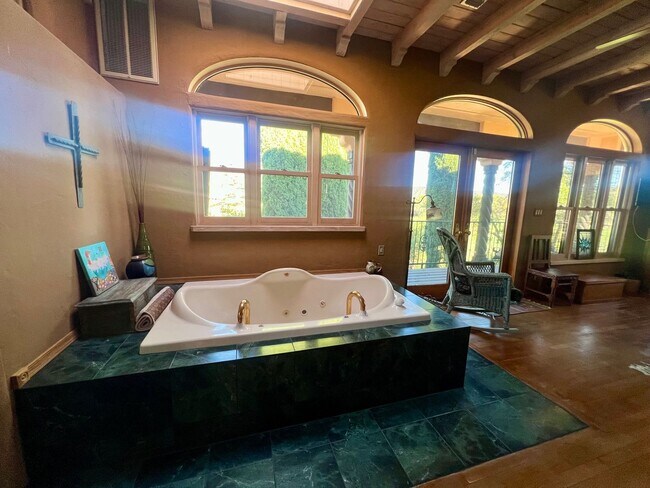 Building Photo - Golf course location with Fitness Center F...