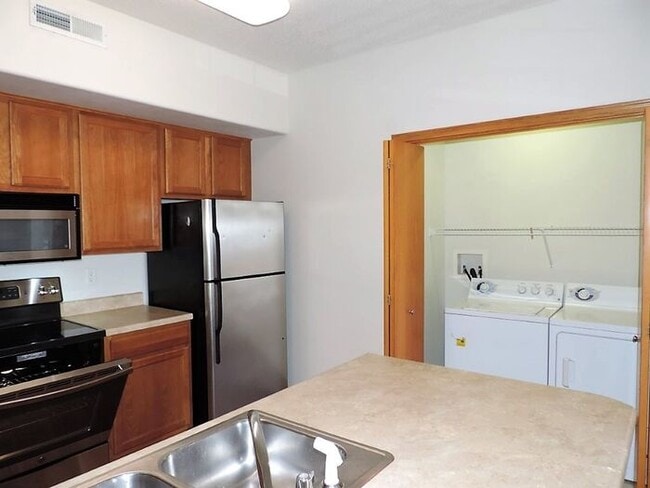 Building Photo - $1,300 | 2 Bedroom, 1 Bathroom Condo | Pet...