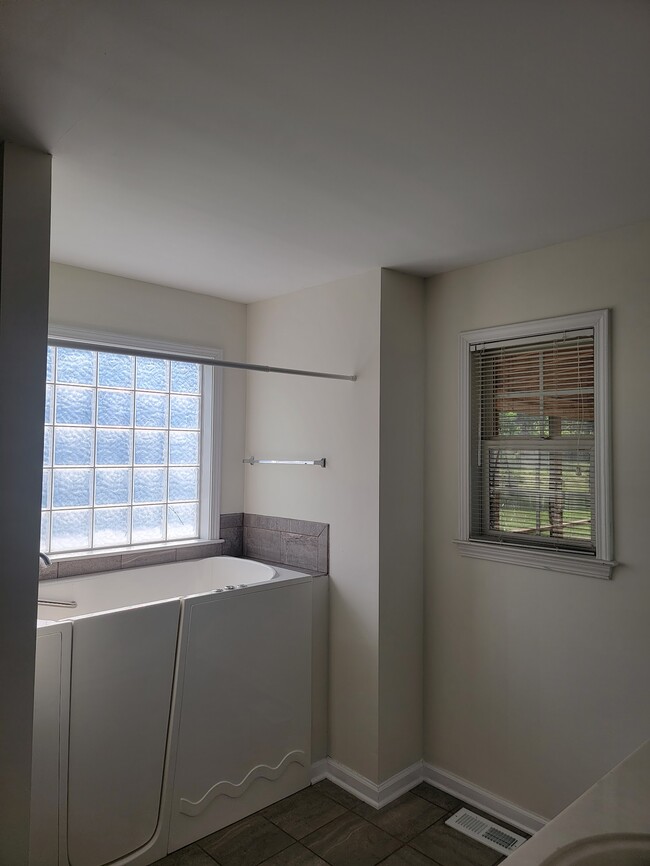 Building Photo - 200 Webfoot Dr
