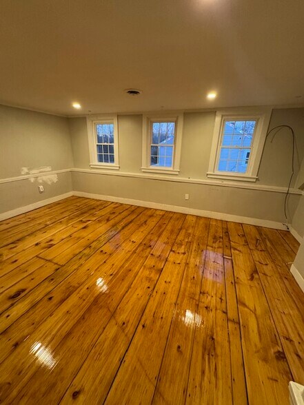 Building Photo - 368 N Elm St