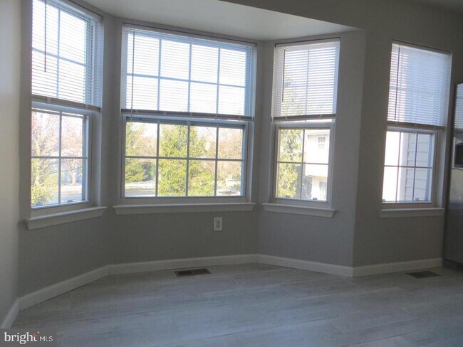 Building Photo - 3606 N Carriage Ct