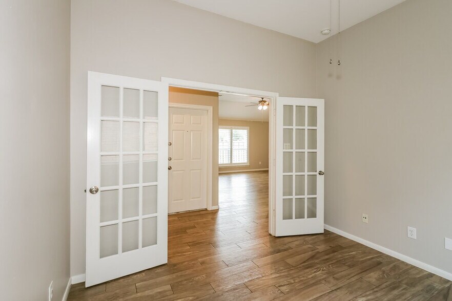 Building Photo - 12103 Lakewood Villa Dr