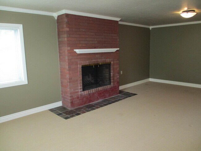 Building Photo - SW PDX Spacious Mid-Century Home Located i...