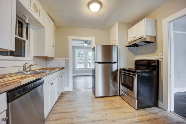 Building Photo - Freshly Updated 2 Bedroom House