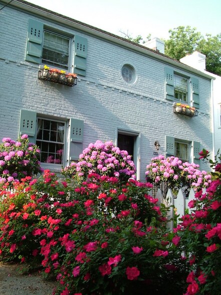 Building Photo - 4514 Albemarle St NW