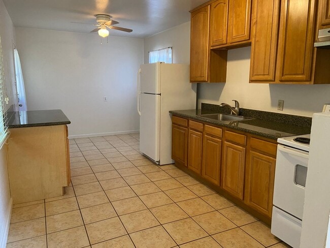 Building Photo - Well maintained 2 bed/1 bath unit in heart...