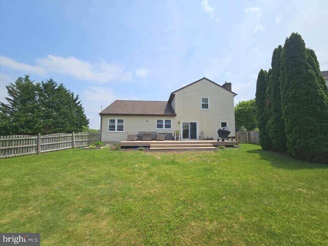 Building Photo - 911 Hedgerow Ct
